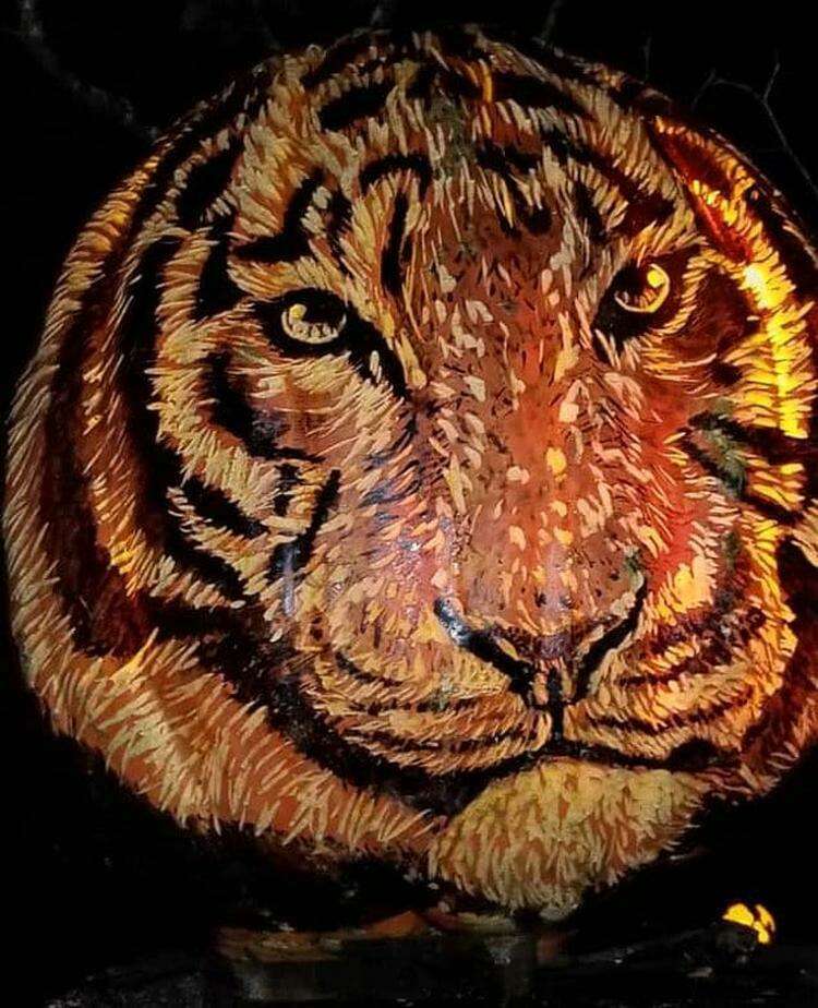 Сложно поверить в то, что эта потрясающая скульптура тигра сделана из... тыквы!