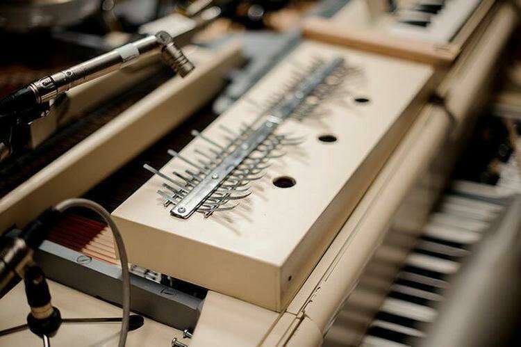 Группа из Украины объединила 20 музыкальных инструментов в одном рояле