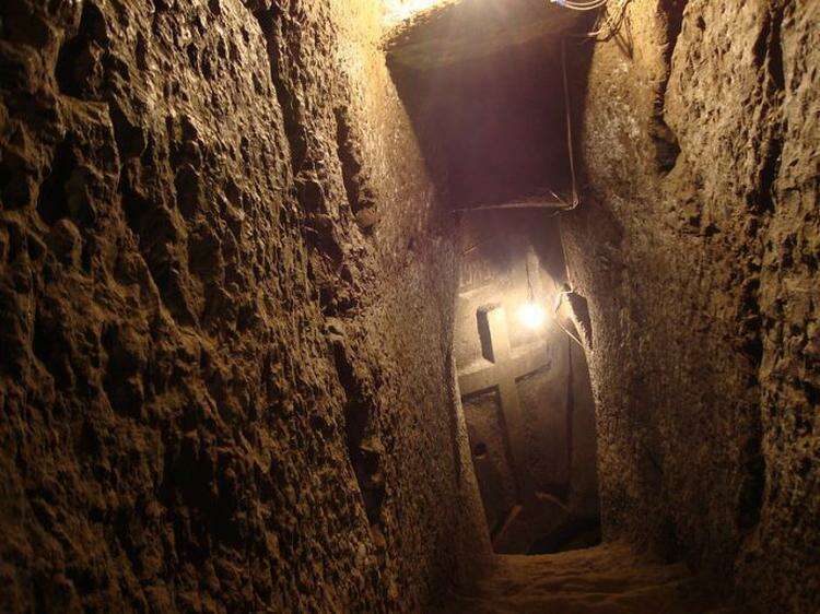 Старик 20 лет строил таинственное подземелье из своих сновидений