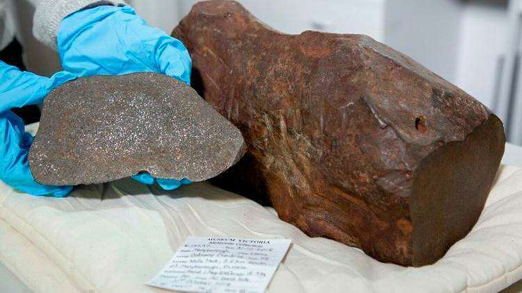 Метеорит из Мэриборо имеет размеры 38,5 x 14,5 x 14,5 см. Основной фрагмент и отпиленный кусок. https://fotografias.antena3.com