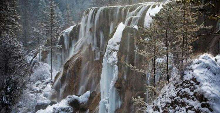 Семь самых удивительных и неправильных водопадов мира