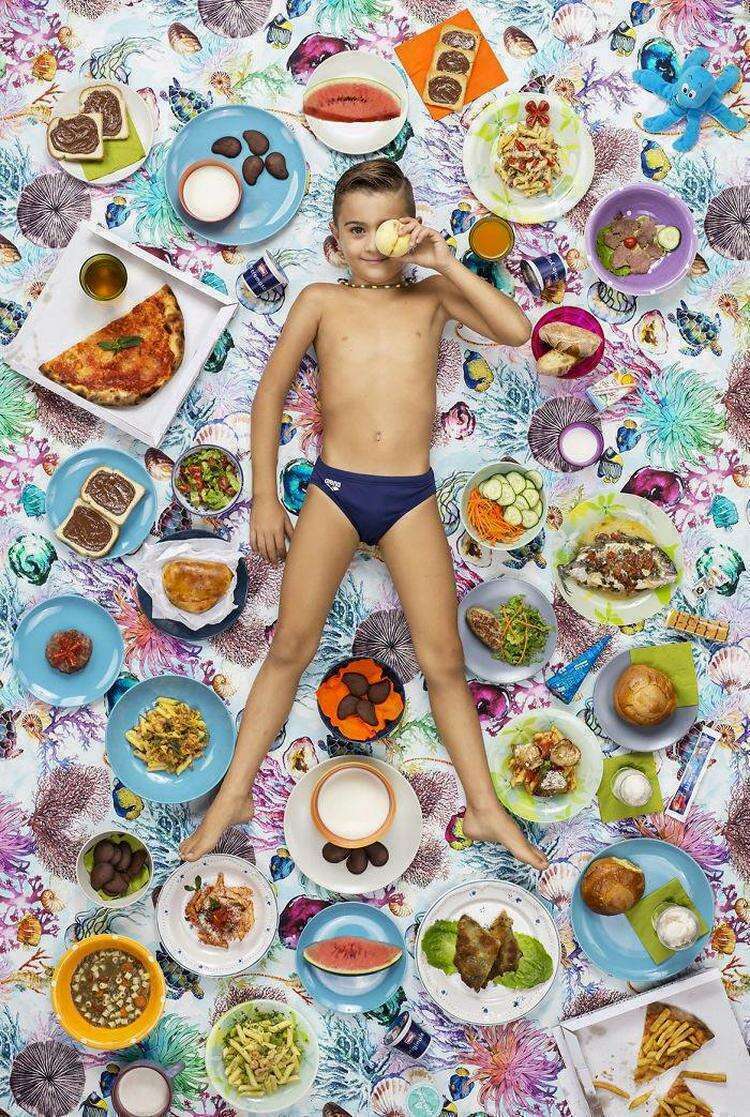 20+ ребят со всего мира сфотографировались с продуктами, которые они съедают за одну неделю