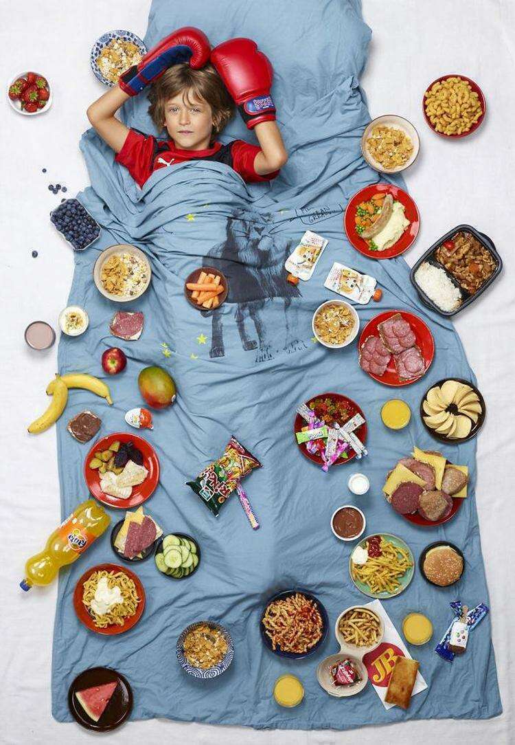 20+ ребят со всего мира сфотографировались с продуктами, которые они съедают за одну неделю