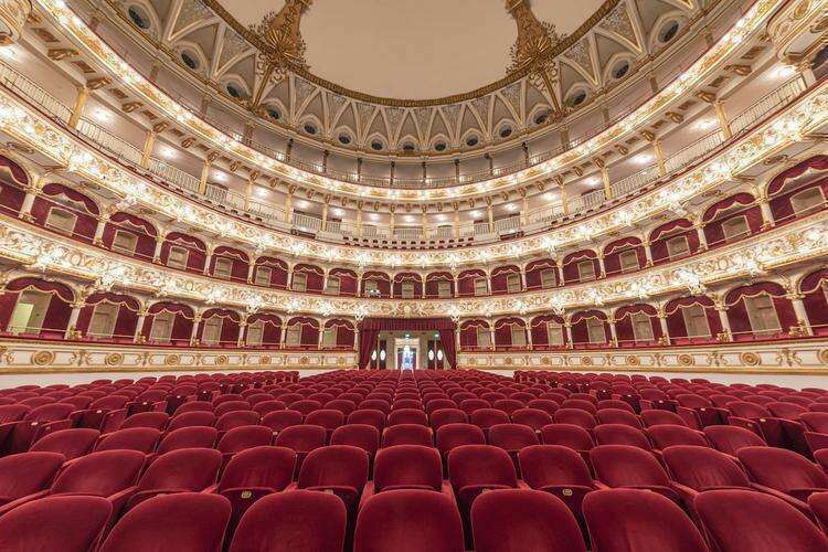 Потрясающие интерьеры исторических театров, какими их видят исполнители