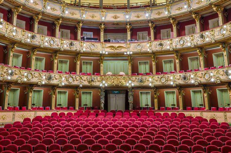 Потрясающие интерьеры исторических театров, какими их видят исполнители