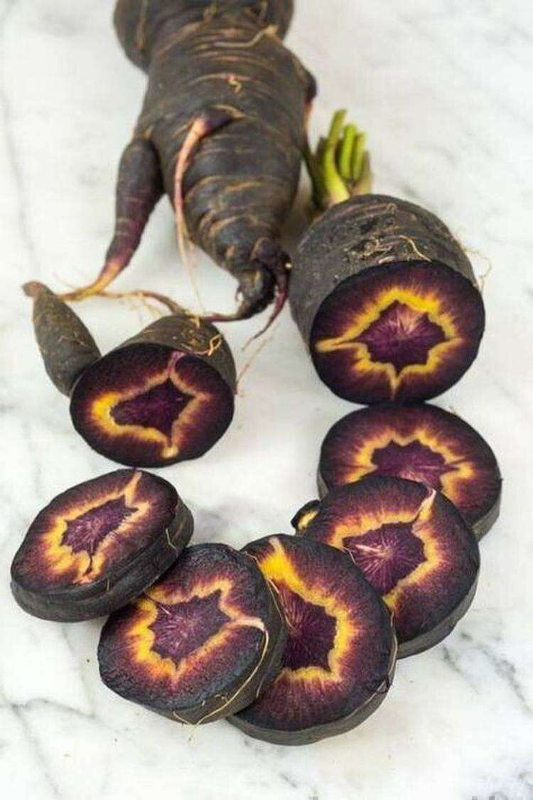 11. Перед вами необычный вид черной турецкой моркови. Внутри выглядит, как око Саурона