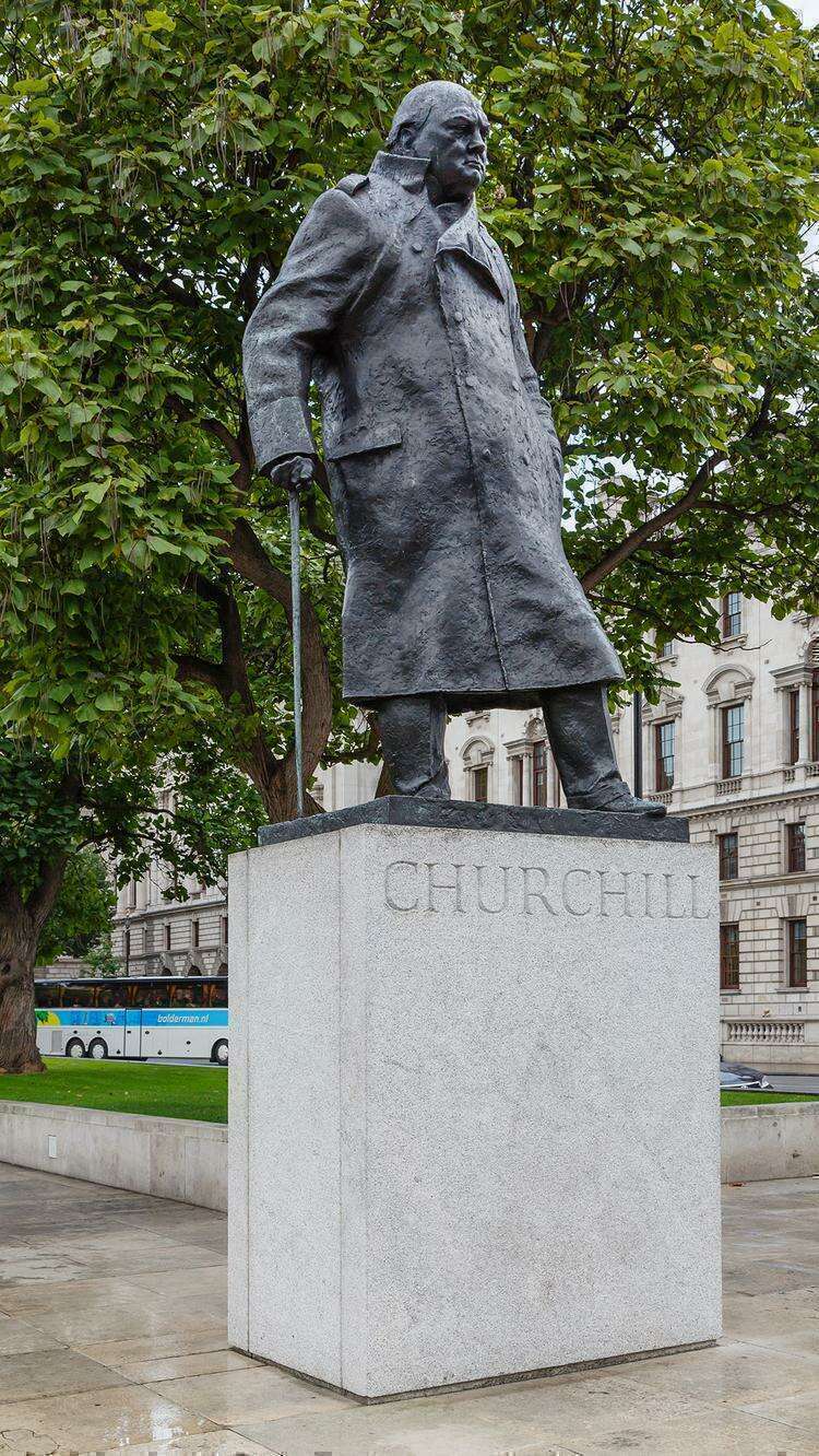 памятник Черчиллю
